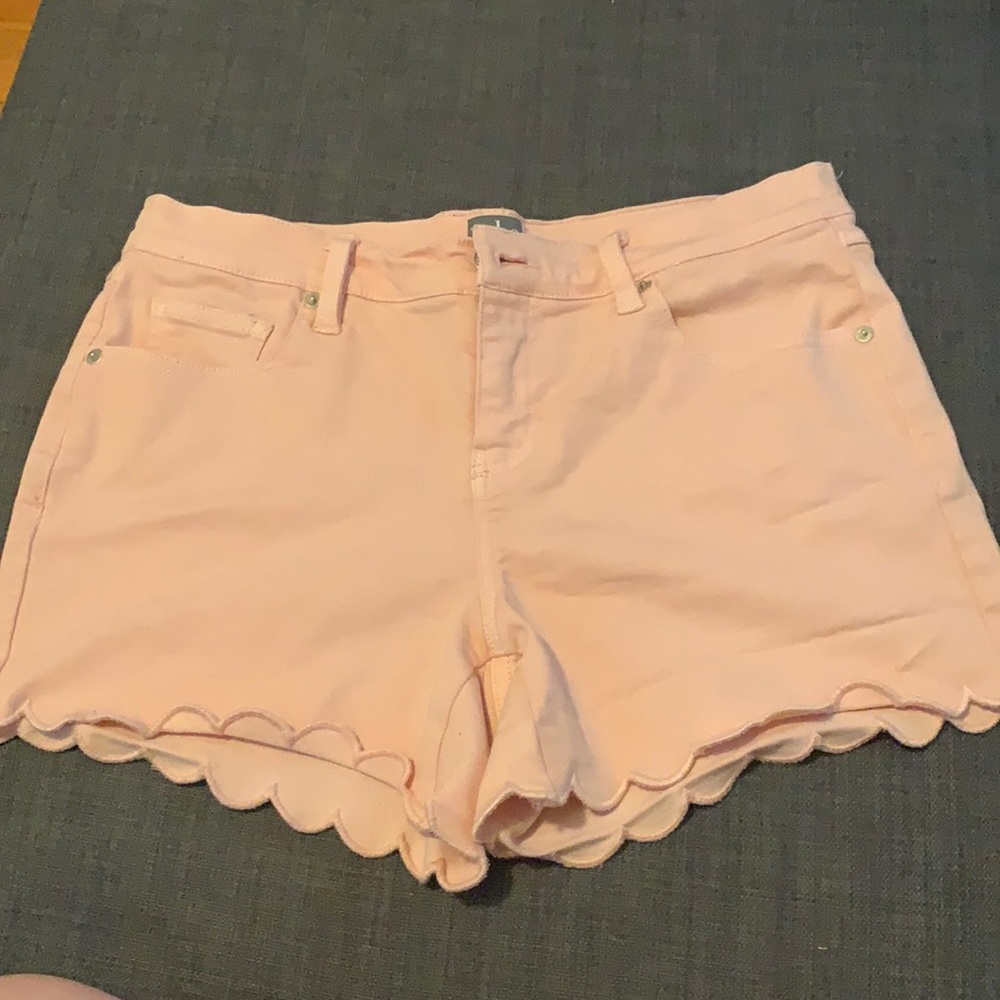 Soho NY&C Scalloped Hem Shorts